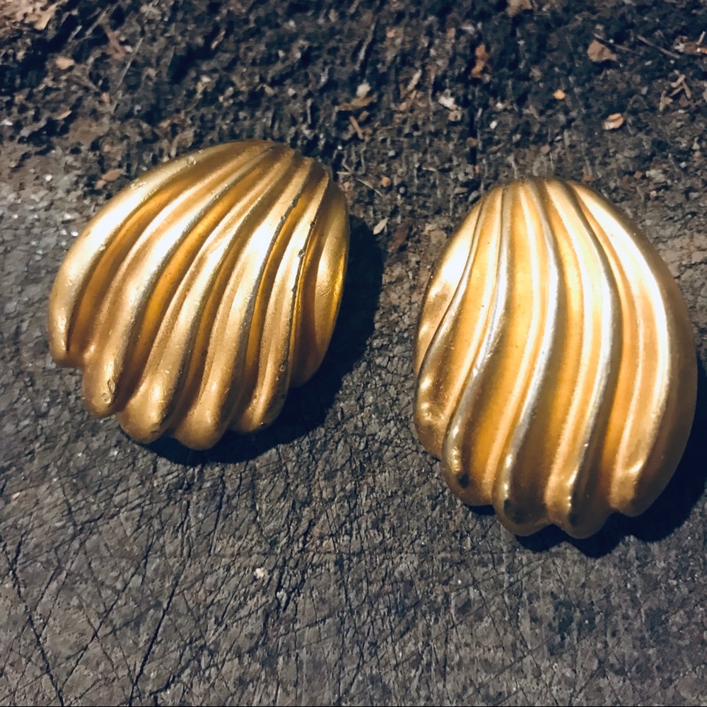Vintage shell earrings gold tone clip on 70s